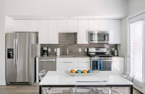 East Cesar Chavez Condo | Sleek Downtown Condo with Free Parking, Pool and Gym