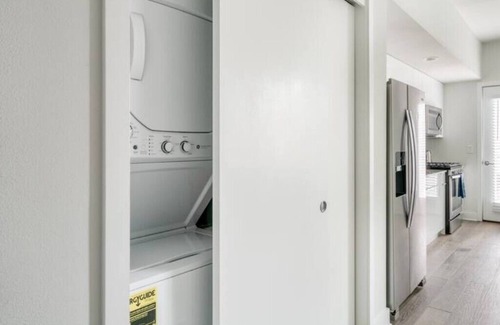 East Cesar Chavez Condo | Sleek Downtown Condo with Free Parking, Pool and Gym