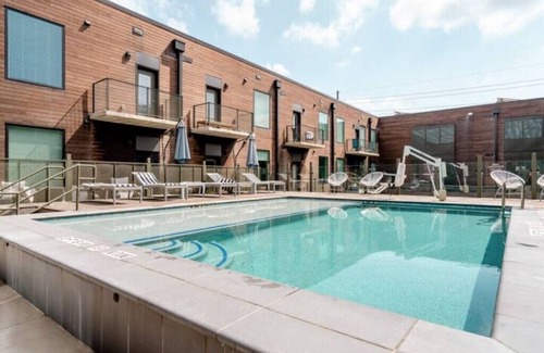 East Cesar Chavez Condo | Sleek Downtown Condo with Free Parking, Pool and Gym