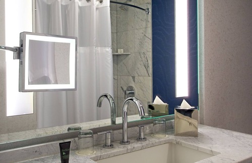 Downtown Portland Hotel | Sleek Downtown Escape w/Art & Lounge – Near Oregon Museum of Science & Industry