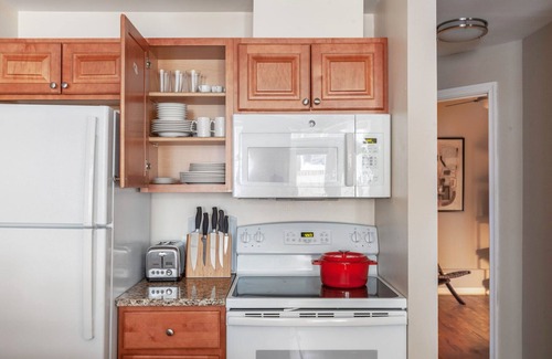 Adams Morgan Apartment | Sleek Dupont Circle 1BR nr. U Street, Metro & Glen’s Mkt, by Blueground