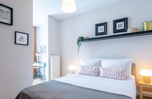 Celiktepe Mahallesi Apartment | Sleek Flat in Kagithane with Terrace