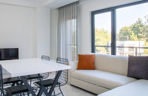 Milas House | Sleek Flat w Garden 5 min to Beach in Milas