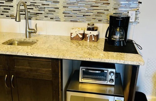 Sage Hill House | Sleek Guest House nRomantic Two bedrooms spacious Basement suite