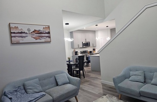 Southwest Edmonton House | Sleek Home in Trendy Community with great views, full kitchen, & strong Wi-Fi.