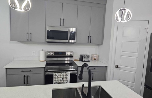 Southwest Edmonton House | Sleek Home in Trendy Community with great views, full kitchen, & strong Wi-Fi.
