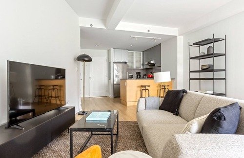 East Cambridge Apartment | Sleek Kendall Square 1BR w/Gym, W/D & Concierge, near MIT, by Blueground