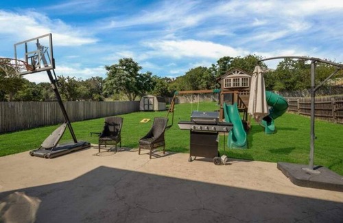 Wetmore House | Sleek-La Cantera/Medical/UTSA/game room-Sleeps 14