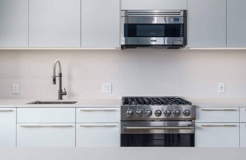 Berkeley Condo | Sleek & Modern Flat w/Views & Private Balcony!