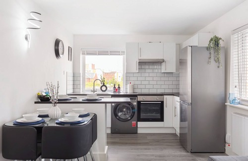 Reading Apartment | Sleek Reading Apartment Near Town Centre - Stylish Stay for Work or Leisure