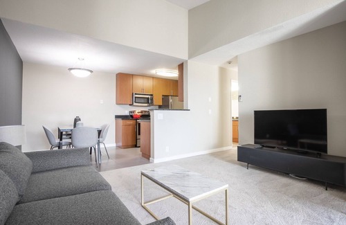 Santa Clara Apartment | Sleek Santa Clara 1BR w/Pool, Gym, nr. Caltrain & Mall by Blueground