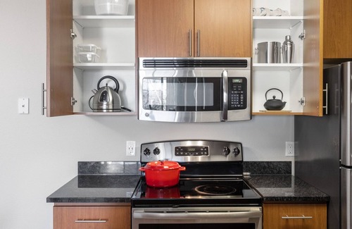 Santa Clara Apartment | Sleek Santa Clara 1BR w/Pool, Gym, nr. Caltrain & Mall by Blueground