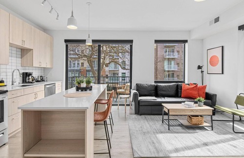 Lowry Hill East Apartment | Sleek & Serene Haven mins to DT w Gym, BBQ Rooftop