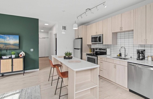 Lowry Hill East Apartment | Sleek & Serene Haven mins to DT w Gym, BBQ Rooftop