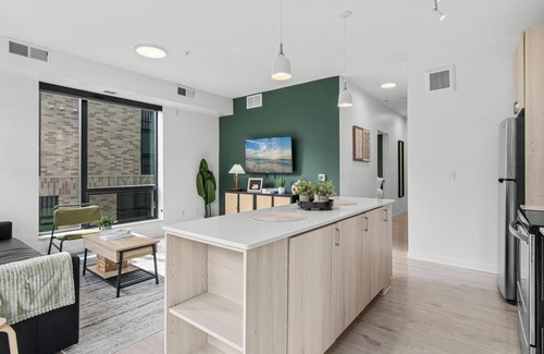 Lowry Hill East Apartment | Sleek & Serene Haven mins to DT w Gym, BBQ Rooftop