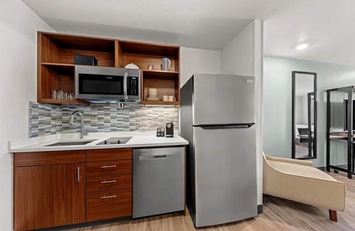 Waco Hotel | Sleek Suite for Guests Seeking Comfort Near Magnolia Market – Few Min