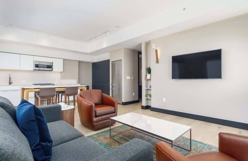 Berkeley Hotel | Sleek Tennyson St Flat w/Balcony & Views