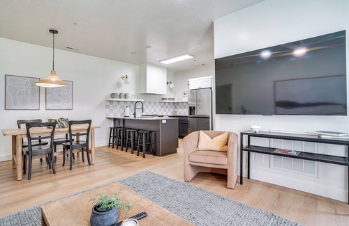 Vineyard Condo | Sleek Vineyard Condo w/Access to Community Pools