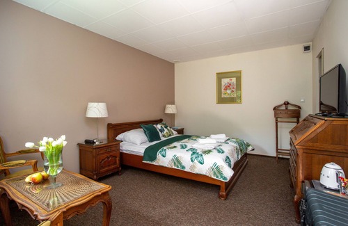 Niepolomice Hotel | Sleep at birdy countryside, only 5 km from Niepołomice. Breakfast included.