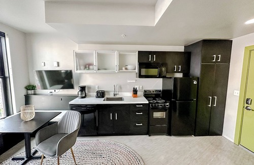 Downtown Springfield Apartment | Sleepover: 1BD/1BA Studio Next to Gillioz - Downtown Springfield