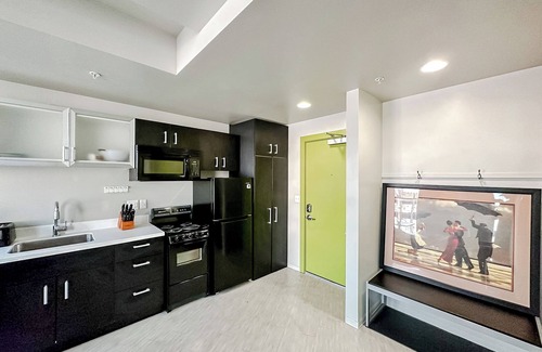 Downtown Springfield Apartment | Sleepover: 1BD/1BA Studio Next to Gillioz - Downtown Springfield