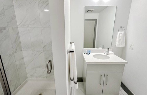 Springfield Apartment | Sleepover: Lux 1BD/1BA- Downtown Springfield