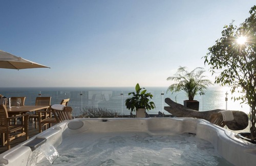 St Leonards-On-Sea House | Sleeps 12 -14 Beautiful house for Birthdays, anniversaries, family get-togethers