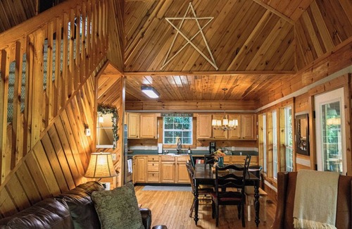 Banner Elk Cabin | Sleeps 10~Boone area getaway! Waterfalls,trails, Grandfather Mtn & wineries.