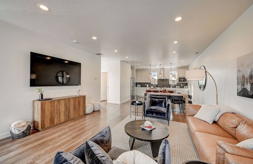 Mountain Green House | Sleeps 10, fast wi-fi, near Snowbasin - Beautiful, spacious, and charming!