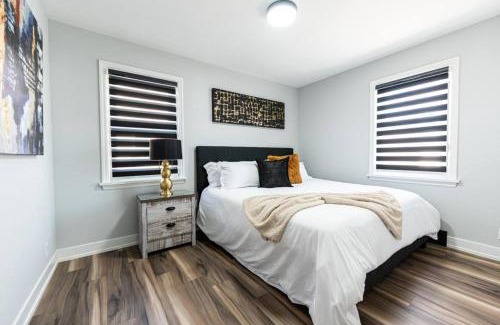 St. Catharines House | Sleeps 10 Near Niagara Falls With Hot Tub ,Playroom & ADU