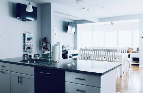 Ventnor City House | Sleeps 10 | Quiet Street near Beach, Dining & A/C | 15 min to Golf & Wineries