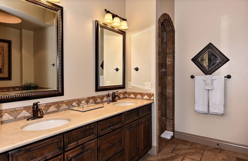 Hurricane Resort | SLEEPS 12! ASTONISHING Condo Resort Close to ZION's National Park