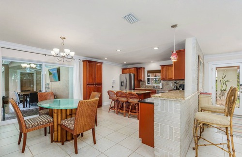 McGregor House | Sleeps 12! Centrally located in Ft Myers. Easy access to beaches and downtown.
