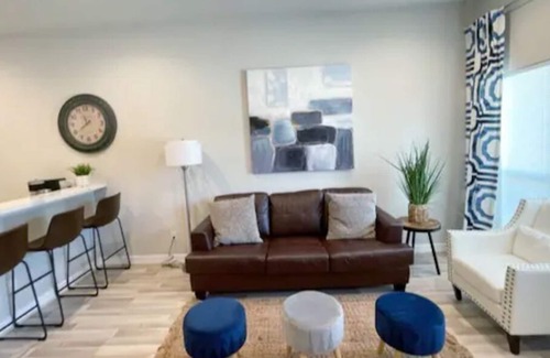 MacGregor Apartment | SLEEPS 12 | IDEAL FOR CONVENTION OR EVENT TRAVEL GROUPS