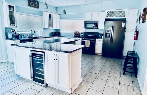 Ventnor City House | Sleeps 12 | Lively Street near Beach, Dining & Wawa | Quick Uber to Casinos