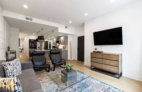Central Northside House | Sleeps 12, Mxn Streets