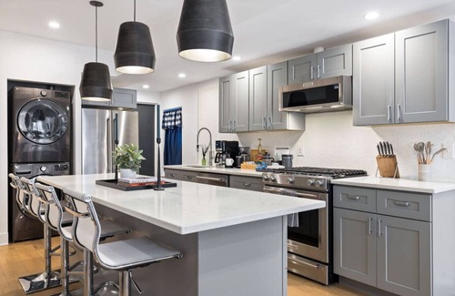 Central Northside House | Sleeps 12, Mxn Streets