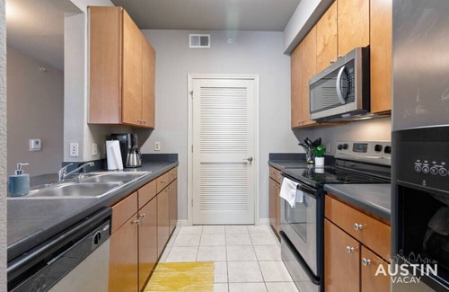 West Campus Apartment | Sleeps 12 - Spacious West Campus Apt w Huge Patio!