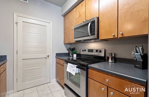 West Campus Apartment | Sleeps 12 - Spacious West Campus Apt w Huge Patio!