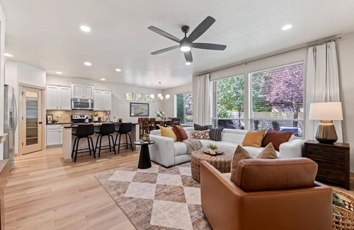 Meridian House | Sleeps 14 comfortably! 7-seat mineral hot tub, firepit, private yard. Game garage w/Pac-Man, foosball & 65” TV. High-end home with luxe mattresses and linens. 4 Smart TVs, fully stocked kitchen. Near Roaring Springs, Wahooz, shopping and I-84