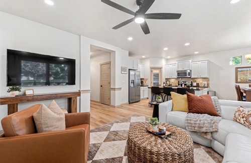 Meridian House | Sleeps 14 comfortably! 7-seat mineral hot tub, firepit, private yard. Game garage w/Pac-Man, foosball & 65” TV. High-end home with luxe mattresses and linens. 4 Smart TVs, fully stocked kitchen. Near Roaring Springs, Wahooz, shopping and I-84