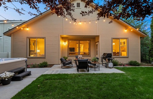 Meridian House | Sleeps 14 comfortably! 7-seat mineral hot tub, firepit, private yard. Game garage w/Pac-Man, foosball & 65” TV. High-end home with luxe mattresses and linens. 4 Smart TVs, fully stocked kitchen. Near Roaring Springs, Wahooz, shopping and I-84