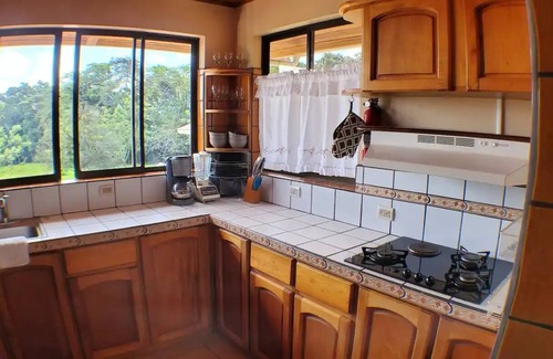 La Fortuna House | Sleeps 14 - AC - Hot water - Pool - Volcano Views