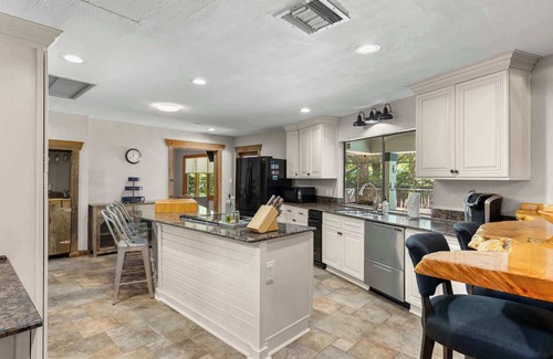 Temple Terrace House | Sleeps 14~Pool~Games~Dog Friendly~Golf Course View