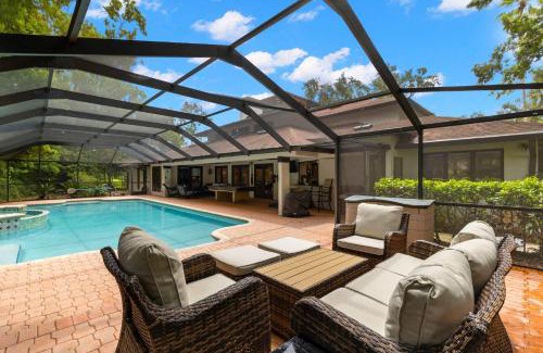 Temple Terrace House | Sleeps 14-Pool-Games-Dog Friendly-Golf Course View