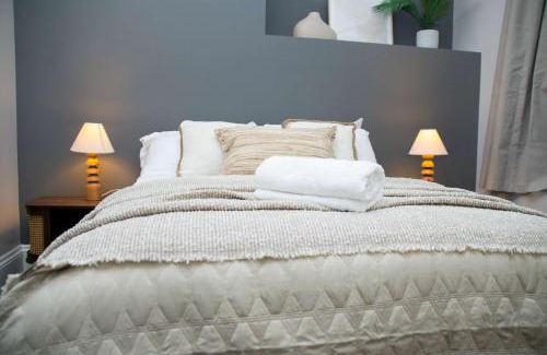 Old Trafford House | Sleeps 14 The Old Trafford Family Zen by Genesis Living