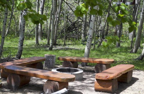 Division No. 3 Villa | Sleeps 16-5 mins from Waterton Entrance-WCV-C