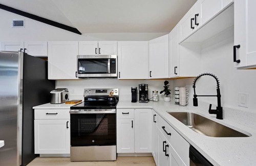 Egypt Lake-Leto House | Sleeps 17/Private Beach & Heated pool /mins to Downtown /Buccs /Bush Gardens/Zoo