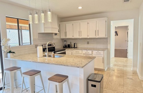 Lake Highlands House | Sleeps 18 & Heated Pool & MiniGolf by Uptown Dallas