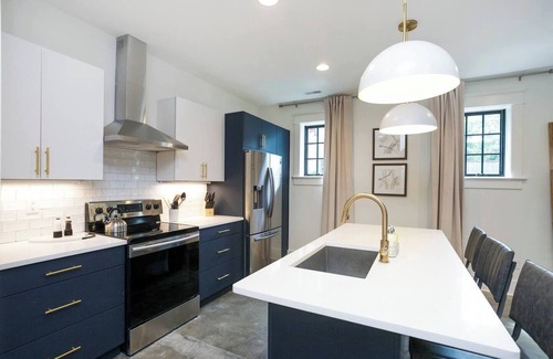 Hillsboro Village House | Sleeps 18! Hot tub-Walk to Cafes